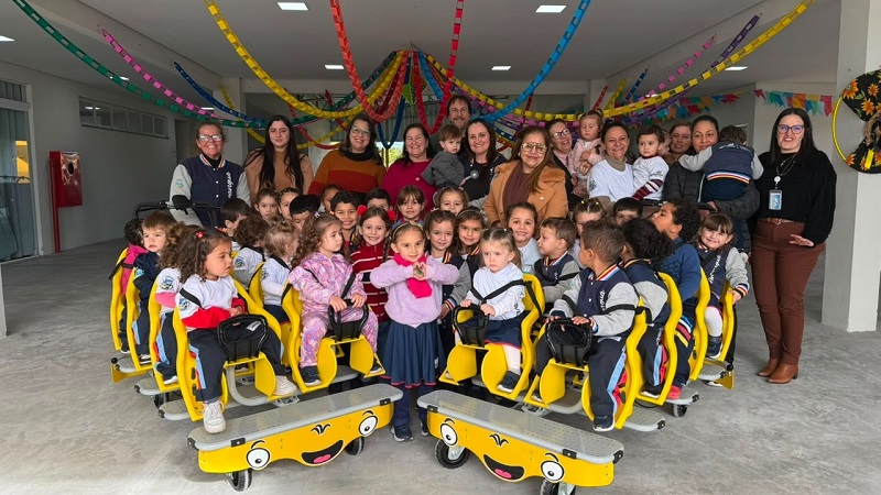 Educação de Araranguá entrega carrinhos de passeio coletivo