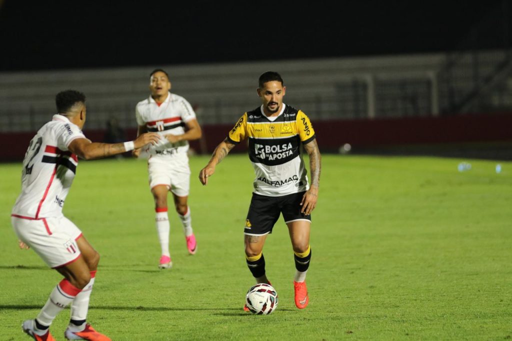 Criciúma sai na frente, mas sofre gol no final e fica no empate