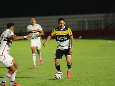Criciúma sai na frente, mas sofre gol no final e fica no empate