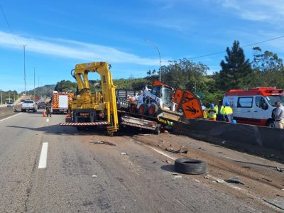 Passageiro é arremessado para fora de caminhão em colisões que deixaram quatro feridos em Sombrio