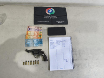 PM prende homem que agrediu mulher em São João do Sul e, traficante por porte ilegal de arma de fogo em Sombrio