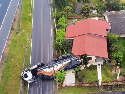 Caminhão sai da pista, atinge residência e provoca interdição da marginal da BR-101 em Sombrio