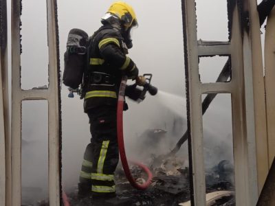 Mulher é socorrida pelo SAMU em incêndio que provocou grandes danos a residência no Lagoão