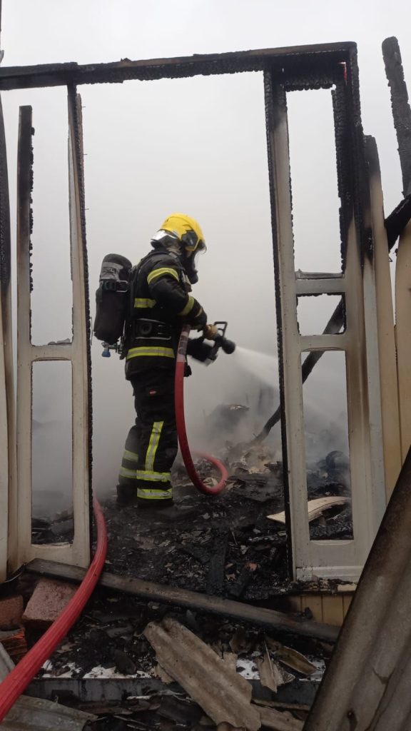 Mulher é socorrida pelo SAMU em incêndio que provocou grandes danos a residência no Lagoão