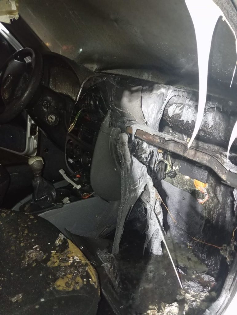 Princípio de incêndio causa danos a veículo em Sombrio