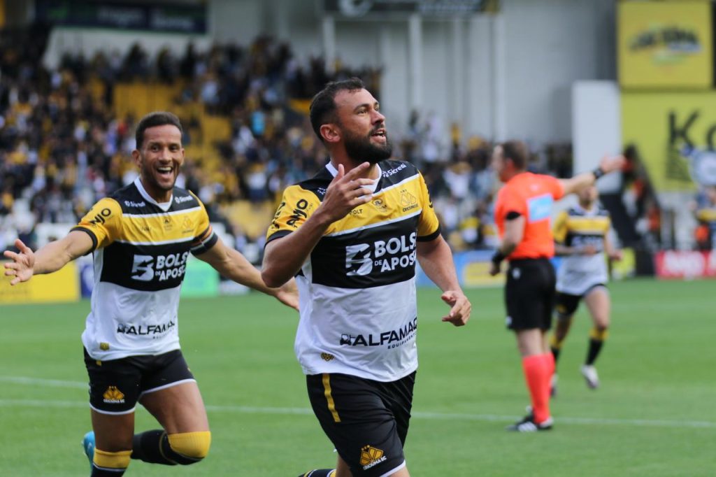 Criciúma vence o Goiás e mantém a liderança da Série B