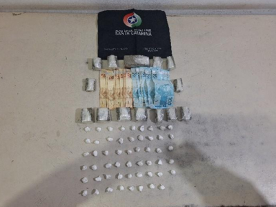 Polícia Militar apreende adolescente com mais de 40 pedras de crack em Araranguá e, traficante é preso com 50 porções de cocaína no Arroio do Silva