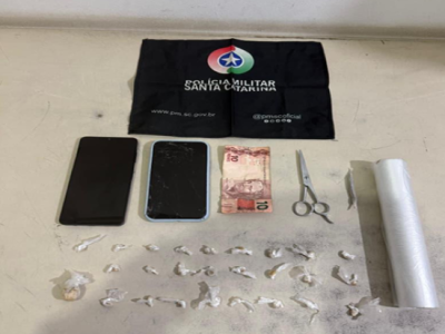 Dupla de traficantes de drogas é presa pela Polícia Militar no Centro Cívico em Araranguá