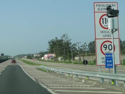 Carga de madeira cai de caminhão e, bloqueia o trânsito na BR-101 em Araranguá