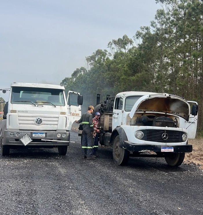 Caminhão de empresa é alvo de furto e vandalismo em obra da Rodovia Caminhos do Mar, em Balneário Gaivota