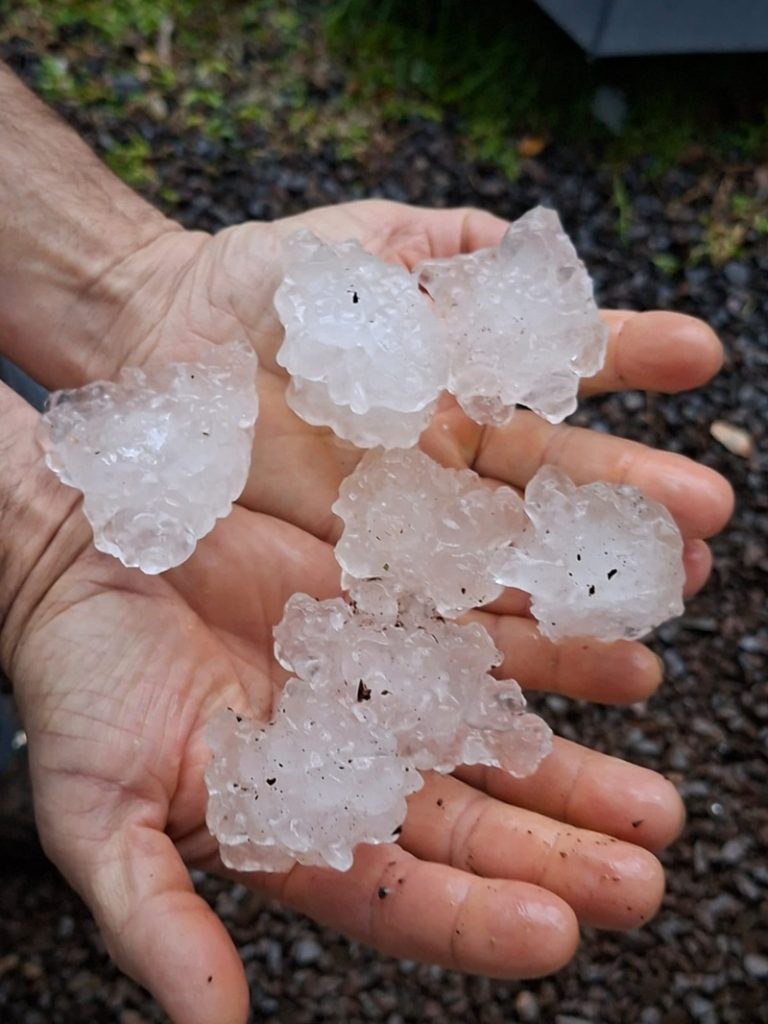 Granizo provoca danos no Sul de Santa Catarina durante temporal deste sábado