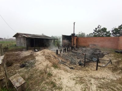Incêndio consome casa mista em bairro de Balneário Gaivota e atinge residência vizinha
