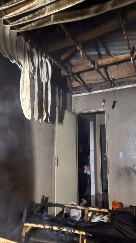 Princípio de incêndio causa danos a residência no bairro Polícia Rodoviária e, mobiliza bombeiros