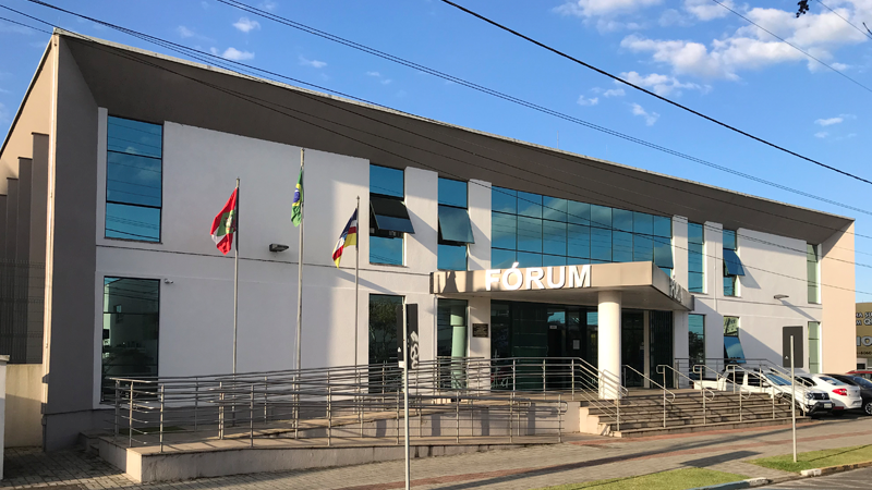 Juri absolve acusado de execução e, condena casal mandante do crime em Araranguá