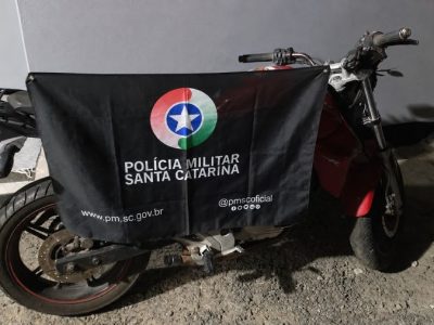 Polícia Militar aborda dois homens e recupera motocicleta furtada no Residencial Flor do Campo