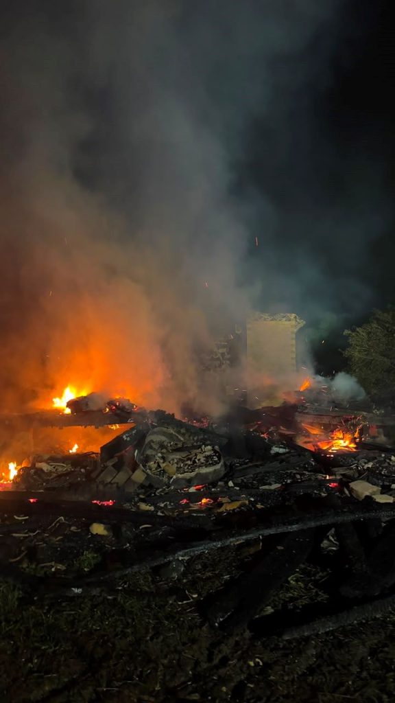 Incêndio consome duas casas usadas como deposito no interior de Jacinto Machado
