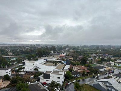 Tempo severo perde força, mas chuva ainda deve ser volumosa nesta segunda-feira no Sul de Santa Catarina
