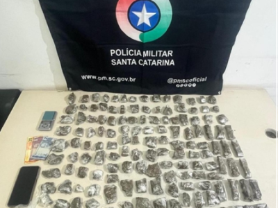Traficante com quase dois quilos de maconha é preso pela Polícia Militar próximo à escola em Sombrio