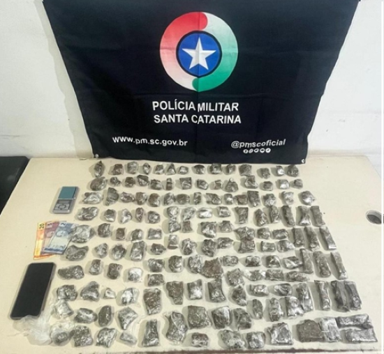 Traficante com quase dois quilos de maconha é preso pela Polícia Militar próximo à escola em Sombrio