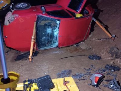 Veículo capota no interior de Sombrio e, condutora é resgatada pelos bombeiros