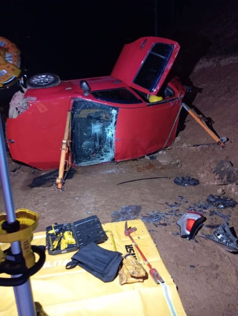 Veículo capota no interior de Sombrio e, condutora é resgatada pelos bombeiros