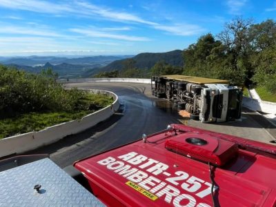 Tombamento fere caminhoneiro e causa vazamento de óleo na Serra da Rocinha