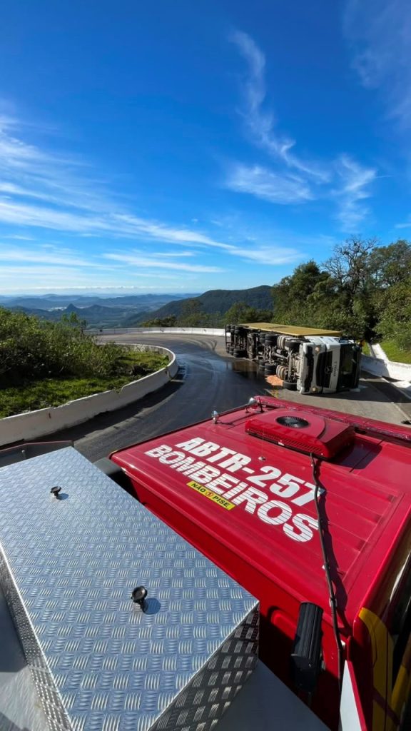 Tombamento fere caminhoneiro e causa vazamento de óleo na Serra da Rocinha