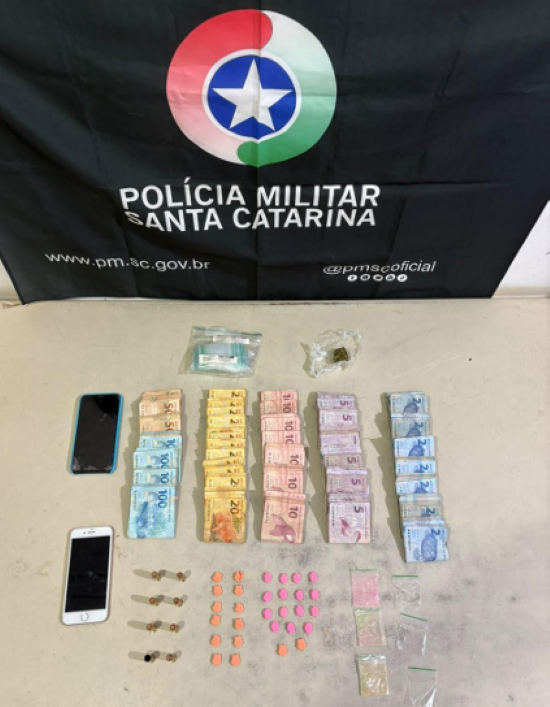 PM prende três traficantes com drogas, munição e mais de R$ 9 mil, no bairro Polícia Rodoviária
