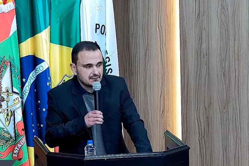Após forte pressão, presidente da Comissão de Finanças, Daniel Borges, pede retirada de projeto que institui o auxílio-alimentação a vereadores