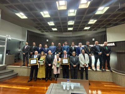 Uma noite de gratidão e emoção: Flávio Roberto e Saulo Machado recebem título de Cidadão Honorário de Araranguá