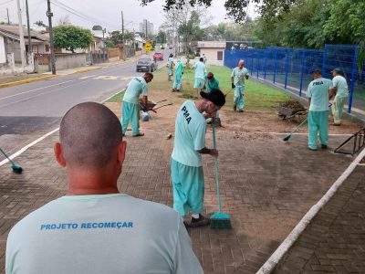 Projeto Recomeçar realiza ações de limpeza e conservação em espaços públicos de Araranguá