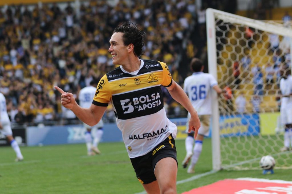 Criciúma goleia o Avaí e volta a vencer na Série B
