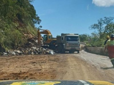 BR-285 segue totalmente interditada em Timbé do Sul após queda de barreira