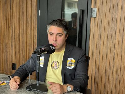 Paulo Josué apresenta propostas para segurança, reforma do Estado e investimentos regionais em entrevista na Rádio Araranguá