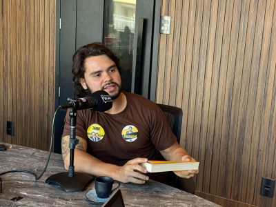 Jairo Fortunato apresenta propostas para fiscalização, tecnologia e segurança durante entrevista na Rádio Araranguá