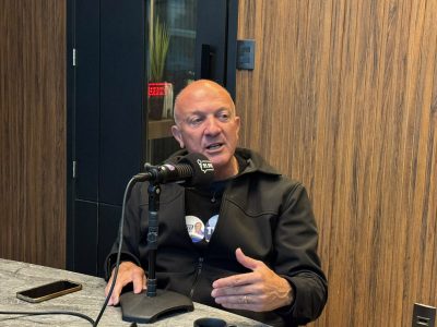 Evandro Scaini apresenta propostas para saúde, segurança e educação durante entrevista na Rádio Araranguá
