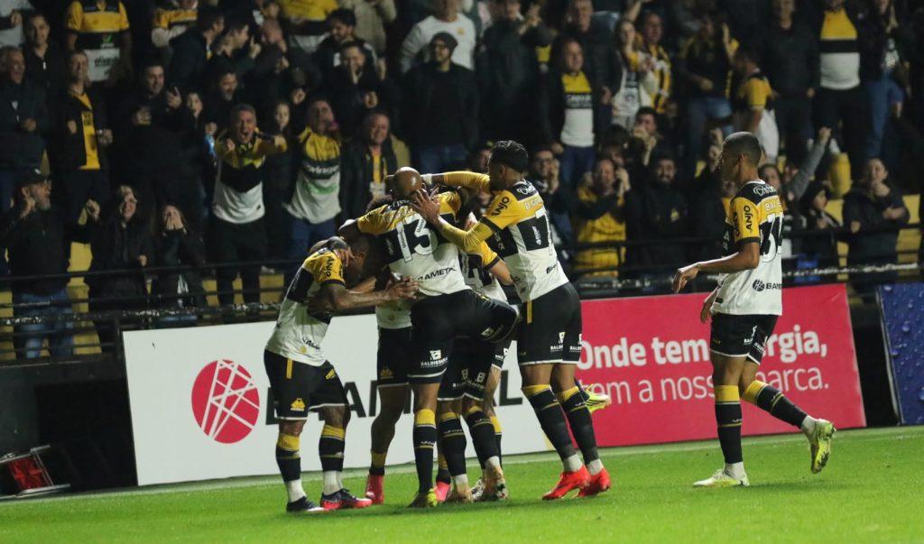 Criciúma volta a vencer e reassume a ponta da Série B