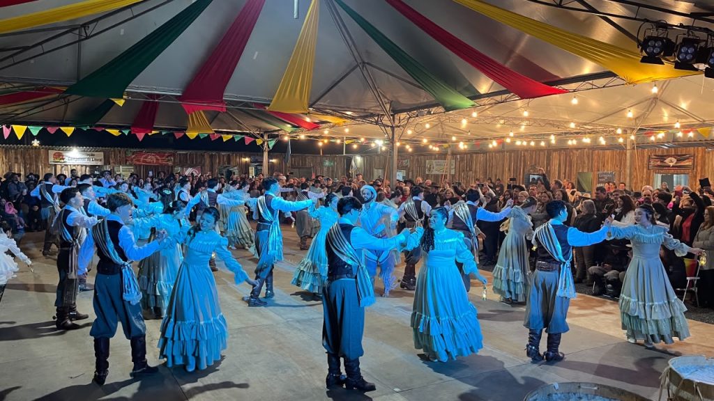 Primeira noite da Semana Farroupilha é marcada por homenagens e apresentação do Grupo Cultural Os Araganos