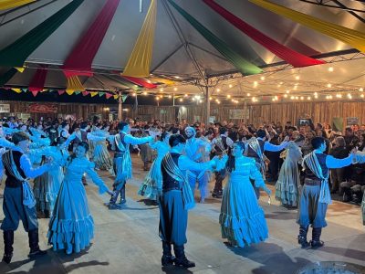 Primeira noite da Semana Farroupilha é marcada por homenagens e apresentação do Grupo Cultural Os Araganos