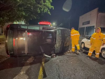 Veículo capota após colisão e, deixa um ferido no bairro Coloninha em Araranguá
