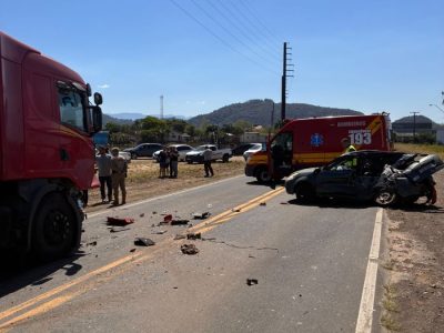 Colisão com caminhão mata condutor de automóvel em Meleiro