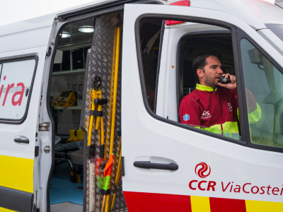 Carreta tomba e fere gravemente condutor na BR-101 em Araranguá