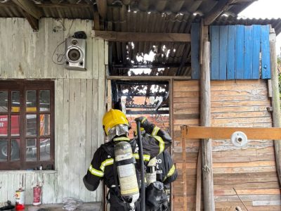 Princípio de incêndio atinge residência no Arroio do Silva e mobiliza bombeiros