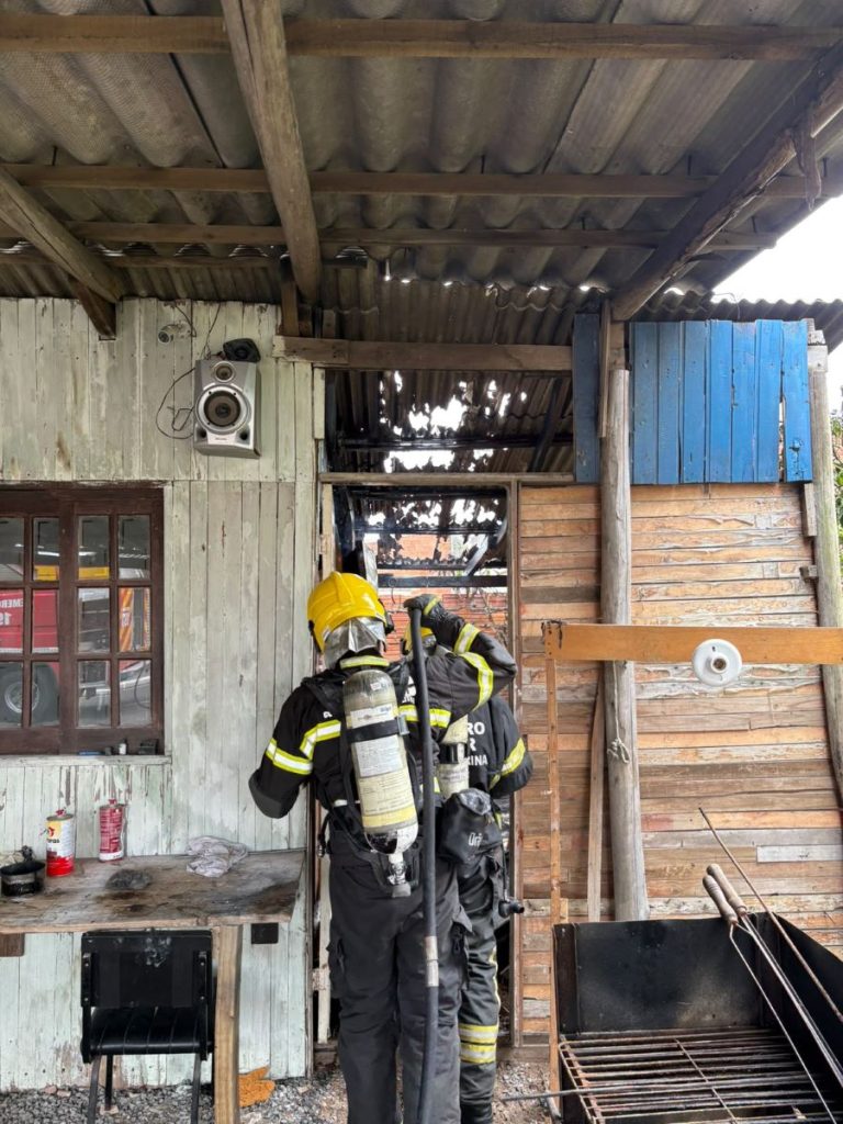 Princípio de incêndio atinge residência no Arroio do Silva e mobiliza bombeiros
