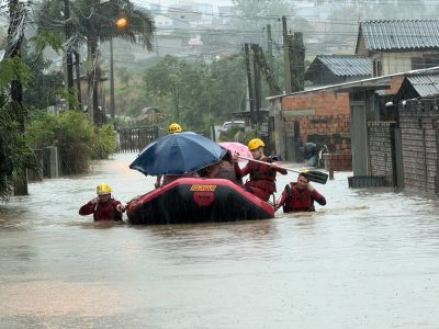 Fortes chuvas provocam alagamentos e mobilizam equipes para retirada de famílias em Criciúma (FOTOS E VÍDEOS)