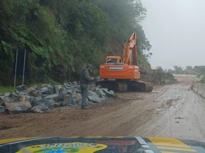 BR-285 segue totalmente interditada em Timbé do Sul devido a quedas de barreira