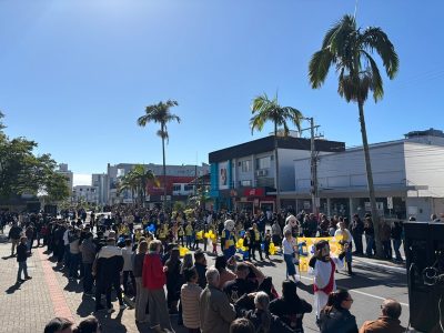 Desfile de 7 de Setembro reúne milhares de pessoas em Araranguá (FOTOS)