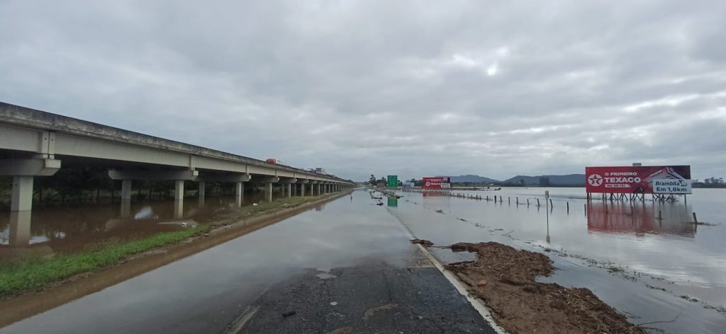 BR-101: Acesso Norte de Araranguá é bloqueado devido ao acúmulo de água (FOTOS)