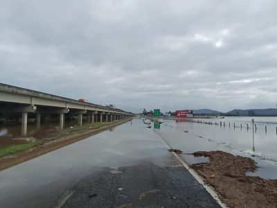 BR-101: Acesso Norte de Araranguá é bloqueado devido ao acúmulo de água (FOTOS)