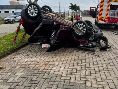 Veículo capota após colidir em arvore no bairro Arapongas em Araranguá